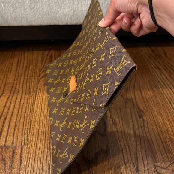 *SOLD*  Louis Vuitton Vintage Envelope Document or IPad Holder - Picture 10 of 16